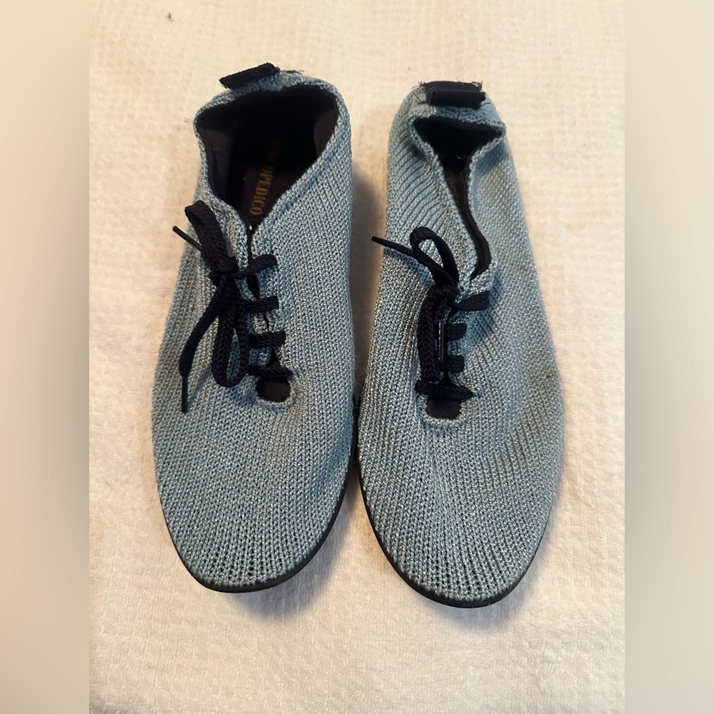 Women’s Arcopedico knit tennis shoes. Size 10. EUC